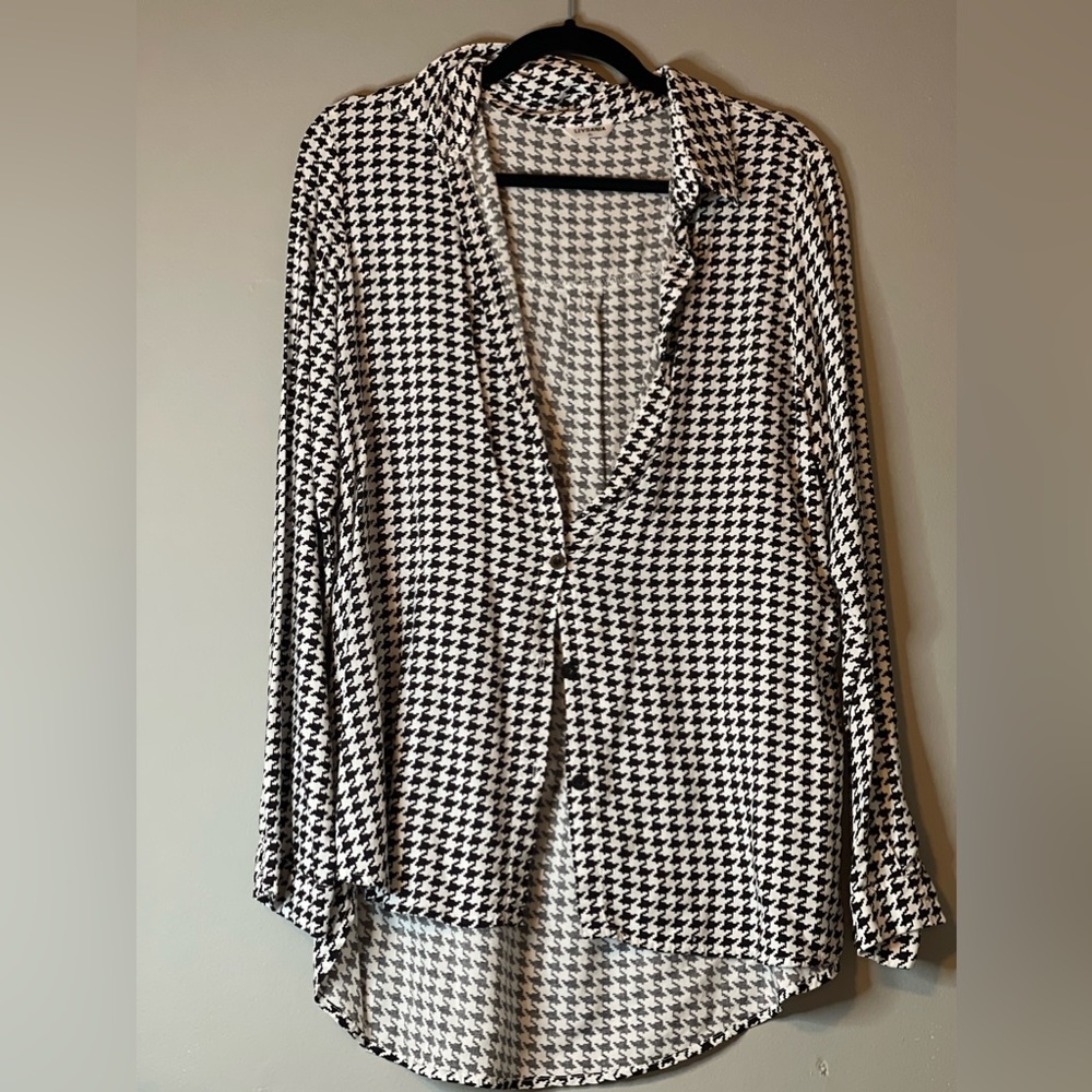Black and White Patterned Buttoned Up Blouse